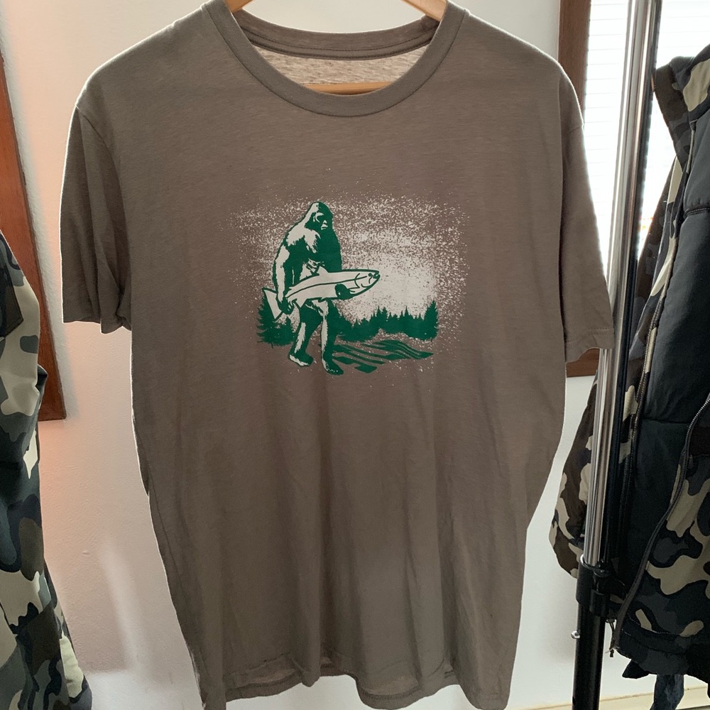 Sasquatch holding Fish STLHD T-shirt men’s Large